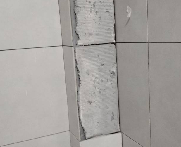 振安瓷砖空鼓维修公司分享下瓷砖施工前基层浇水润湿程度不足，可能导致以下问题