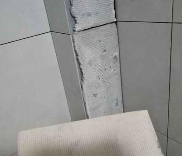 振安瓷砖空鼓维修公司分享下厨房瓷砖脱落的补救措施。